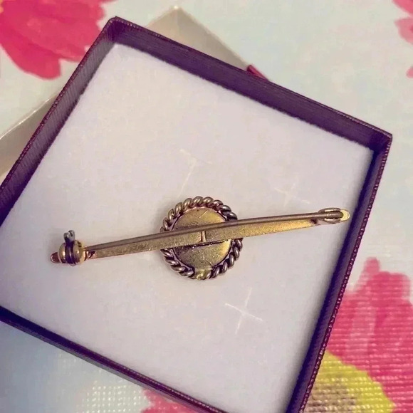 Vintage 🏵️ ( Eastern European style) Brooch 🏵️ No name No brand…just a brooch - Picture 3 of 4